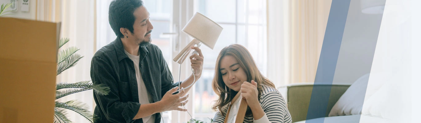 asian-couple-unpacking