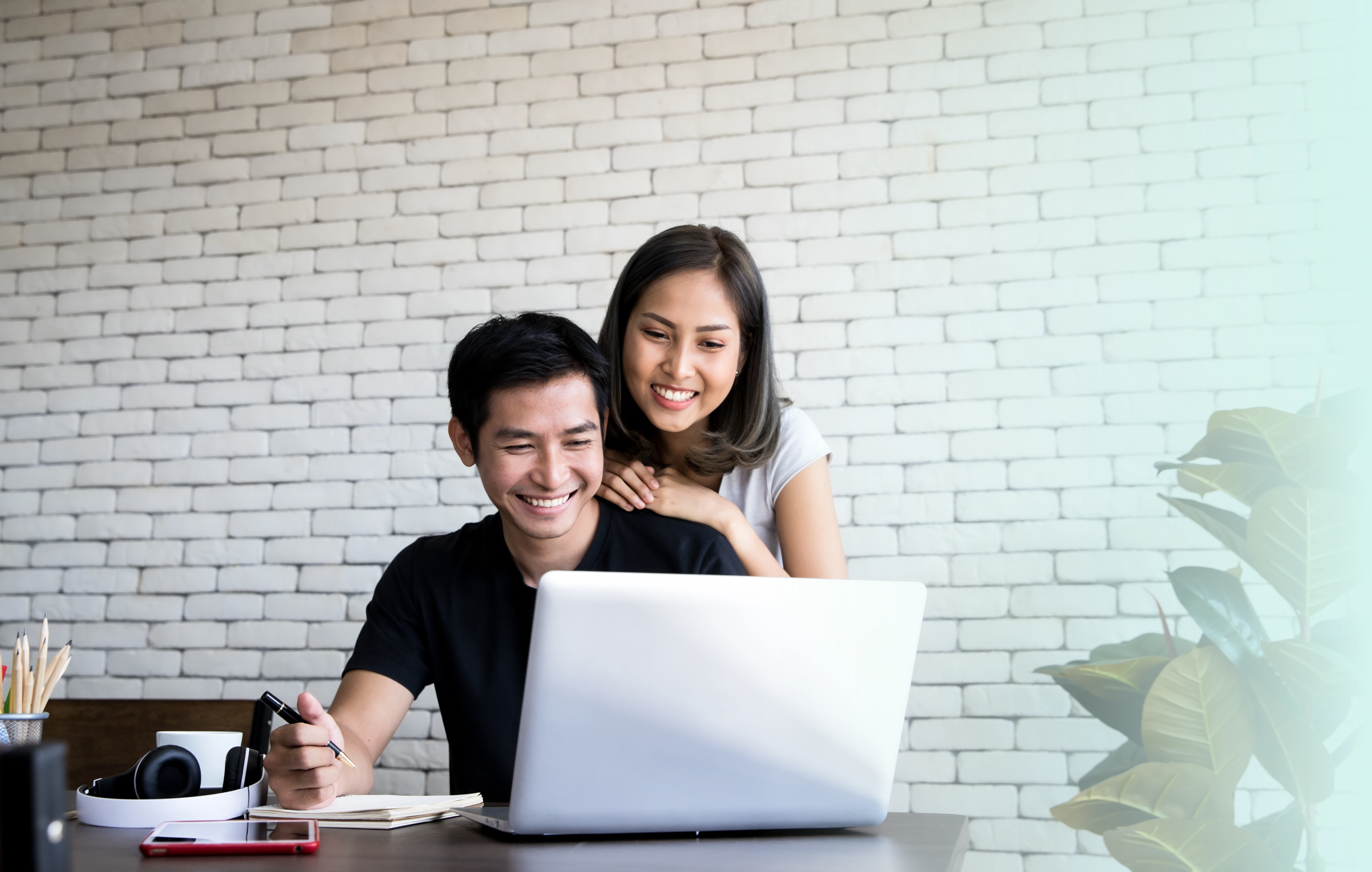 Agent meets with couple image